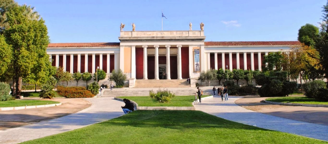 Γονείς εγκατέλειψαν το 2χρονο παιδί τους έξω απο το Αρχαιολογικό Μουσείο